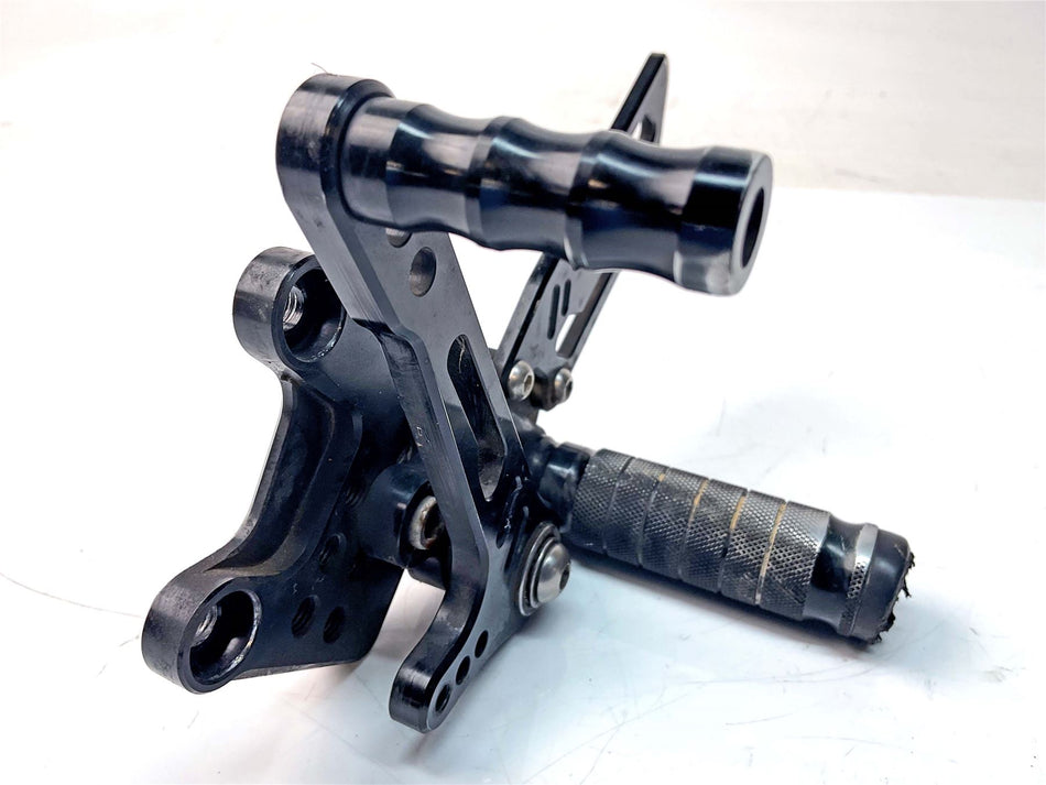 2004 Suzuki GSX-R1000 K4 Front Left Footrest & Hanger