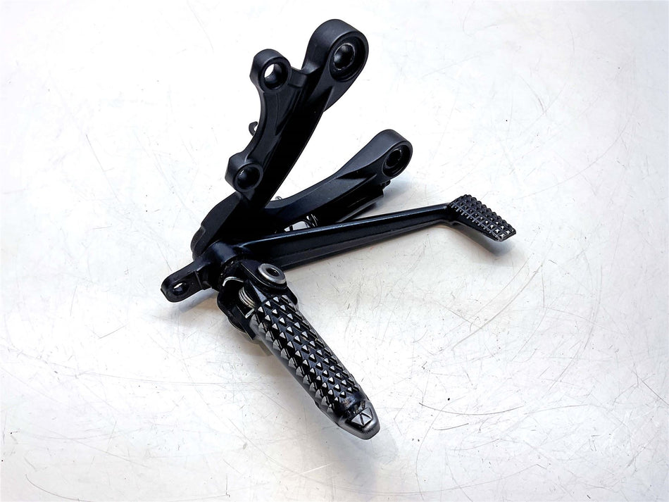 2014 Kawasaki Ninja ZX6 Front Right Footrest & Hanger - 35063-0590-18R