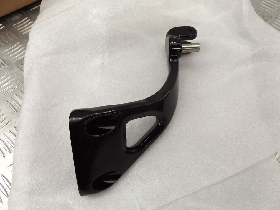 2018 HARLEY DAVIDSON STREET BOB RH RIGHT FRONT FOOTREST HANGER BRACKET 50500601