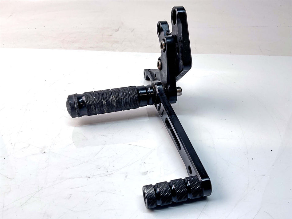 2004 Suzuki GSX-R1000 K4 Front Right Footrest & Hanger