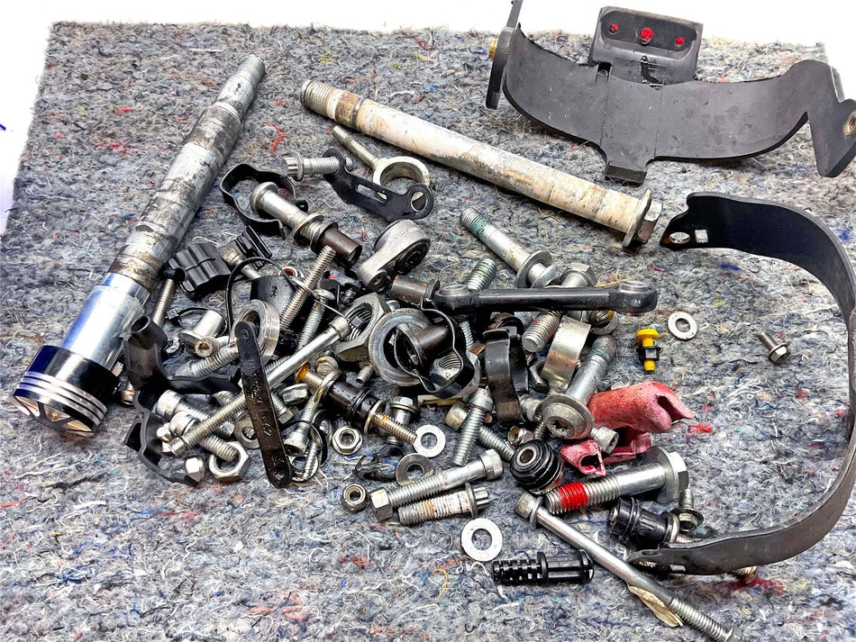 2017 Harley-Davidson Iron 883 XL883N Assorted fixings & Bolts - B61397BOBAB