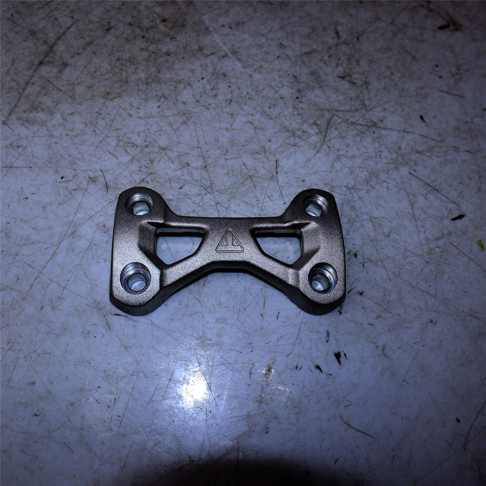 2024 TRIUMPH STREET TRIPLE 765 R Upper Handlebar Clamp - T2043974