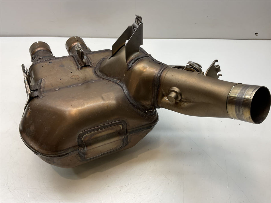 2025 Yamaha YZF R1 Catbox / Pre Silencer B3L147301200