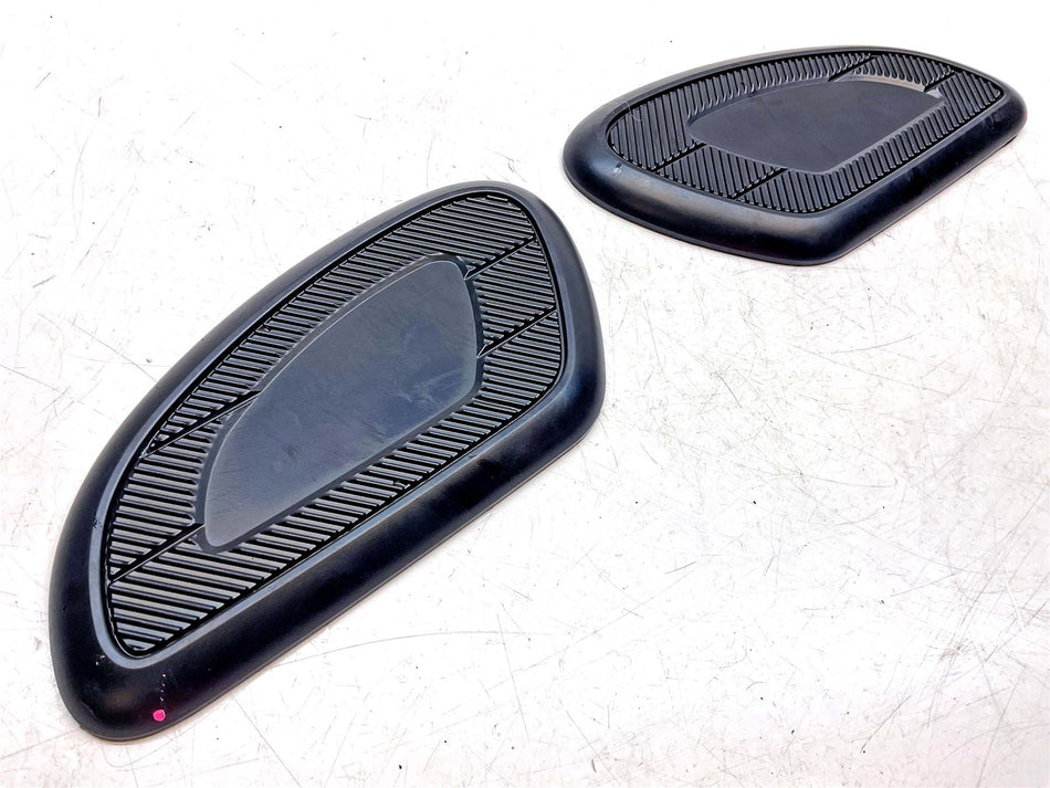 2025 Triumph Bonneville T120 Black Left & Right Fuel Tank Knee Pads - T2404996
