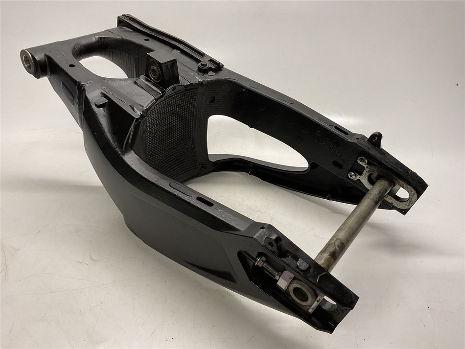 2016 SUZUKI GSX-R750 Swingarm and spindle - 61000-14J01-YAP