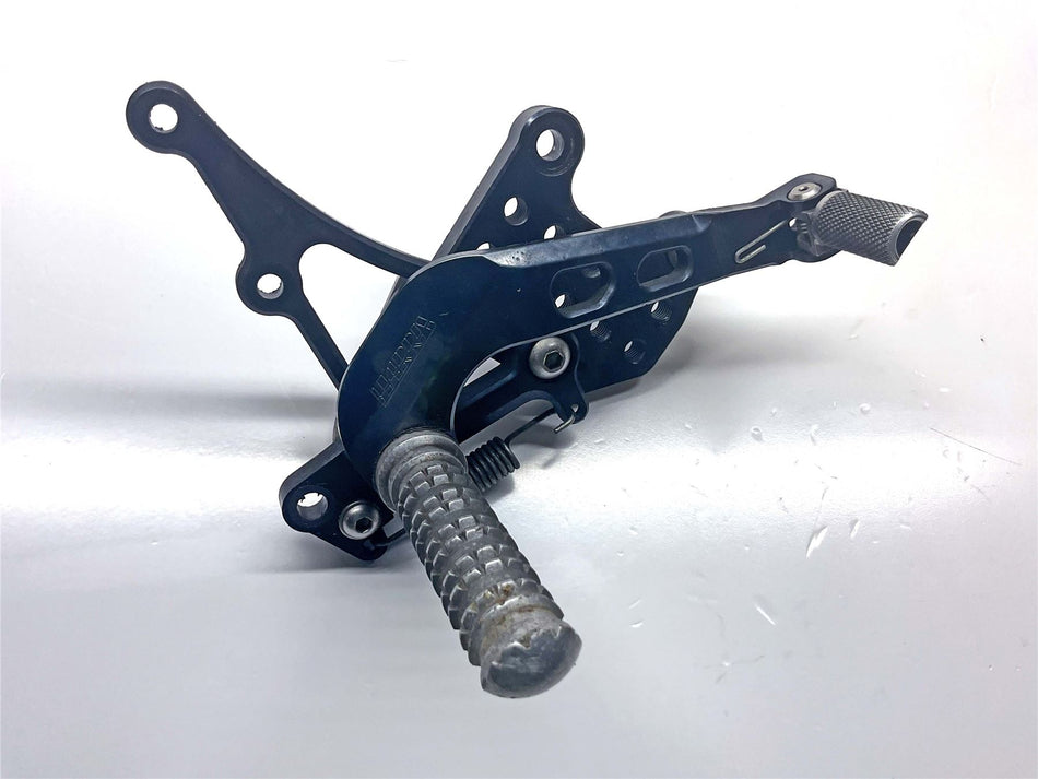 2002 Suzuki GSX-R1000 K2 Right Front Footrest & Brake Pedal - 4351135F00000